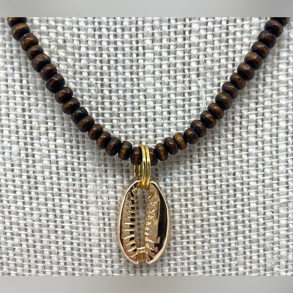 Brown Wood Beaded Necklace w/ Gold Seashell Charm Boho Y2K Preppy Festival - Picture 3 of 13